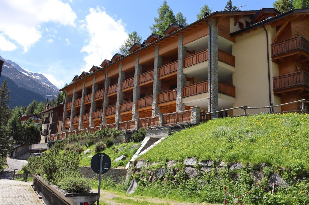 Residence Regina Delle Alpi サンタ・カテリーナ・ヴァルフルヴァ エクステリア 写真